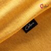 Detail eines orangen Herren Klettershirt mit Logo Label.