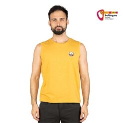 Modell mit orangem Chillaz Calanques Mountain Patch Klettershirt von der Vorderseite.