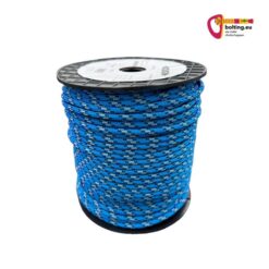 Eine Rolle blaue Cousin Aramid Cord 5,5mm aufrecht vor weißem Hintergrund.