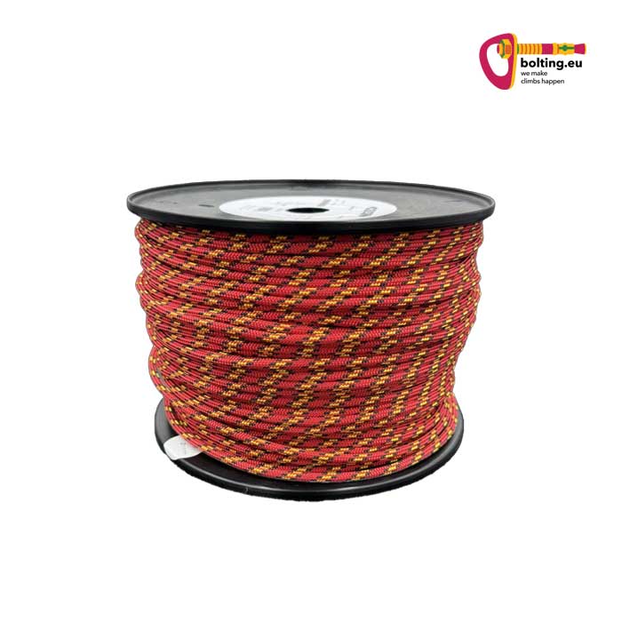 Eine Rolle rote Cousin Aramid Cord 5,5mm aufrecht vor weißem Hintergrund.