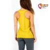 Modell mit gelbem E9 Kletter Tank Top für Damen von der Rückseite.