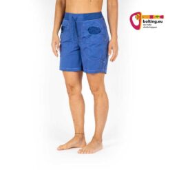 Modell mit violetter E9 Mix Short von der Vorderseite.