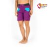 Modell mit violetter E9 Onda Short Damen Klettershort von der Vorderseite.