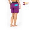 Modell mit violetter E9 Onda Short Damen Klettershort von der Rückseite.