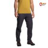 Modell mit grauer La Sportiva Männer Kletterhose und gelbem Shirt von der Vorderseite.