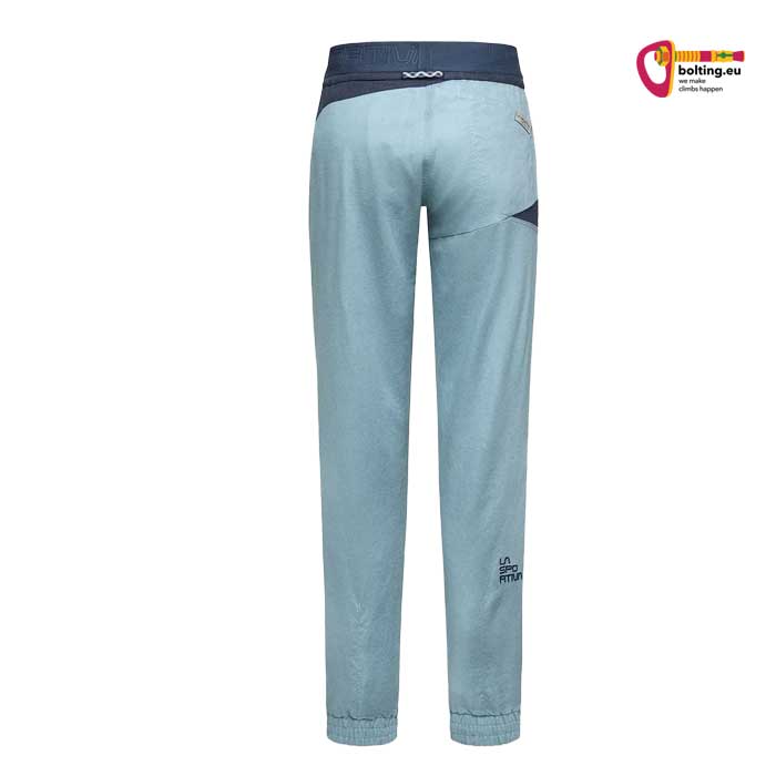 Hellblaue La Sportiva Bolt Pant W von hinten vor weißem Hintergrund.