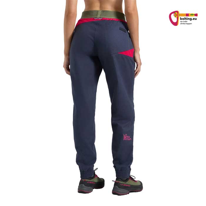 Modell mit blauer La Sportiva Kletterhose von der Rückseite.