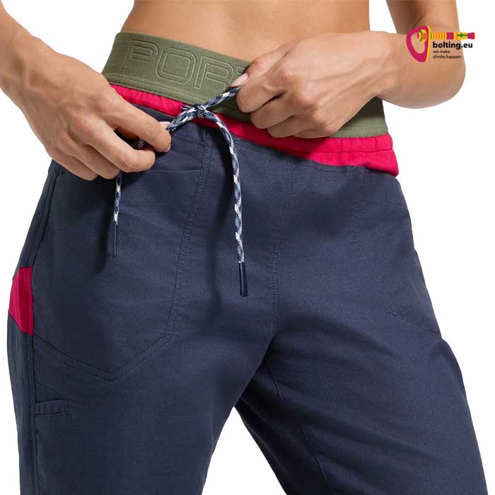 Detail einer La Sportiva Bolt Pant mit Händen einer Frau am Kordelzug.