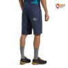 Modell mit blauer Herren Kletter Short vor weißem Hintergrund.