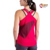 Modell mit rot rosanem La Sportiva Kletter Tank Top von der Rückseite.