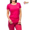 Modell mit lila La Sportiva Damen T Shirt.