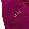Detail einer Ocun Kletterhose in lila mit Logo Schriftzug.