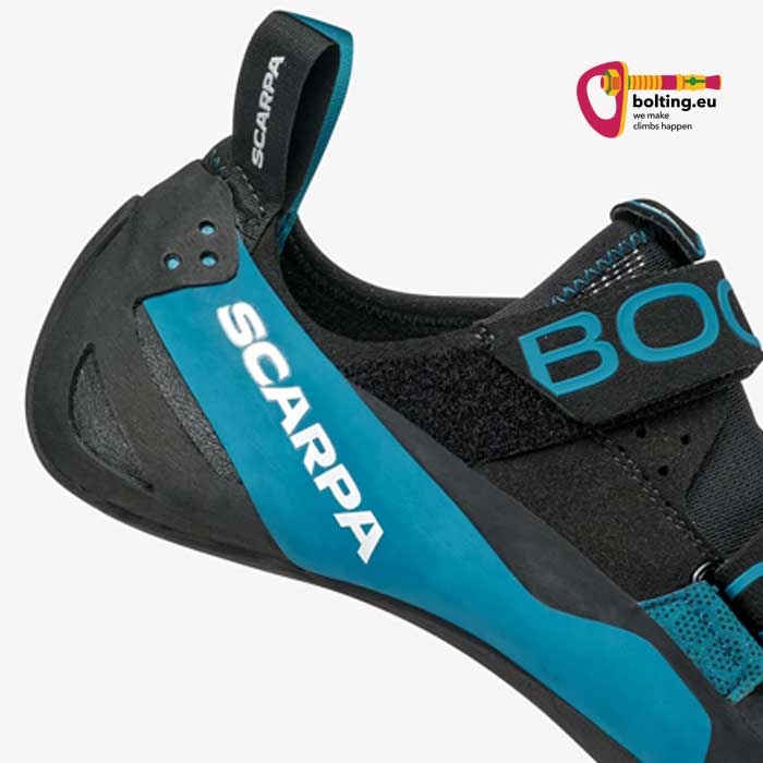 Ferse und blaues PAF Spannungsband an einem Scarpa Kletterschuh.