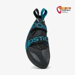 Blau schwarzer Scarpa Boostic Kletterschuh von vorne mit zwei Velcro Verschlüssen und Modellname.