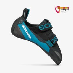 Blau schwarzer Scarpa Boostic Kletterschuh von der Seite mit zwei Velcro Verschlüssen und Markenname.