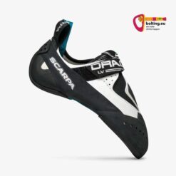 Weiß schwarzer Scarpa Drago LV Boulderschuh seitlich von vorne mit Markenname und roter Velcro Schlaufe.