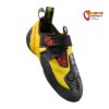 Schwarz gelber La Sportiva Herren Kletterschuh schräg von oben.