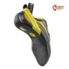 Schwarz gelber Kletterschuh schräg von unten.