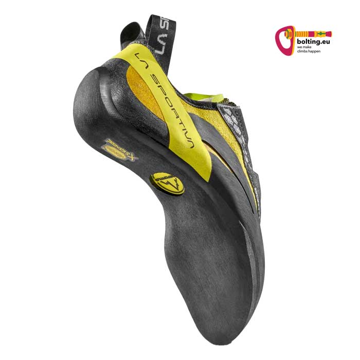 Schwarz gelber Kletterschuh schräg von unten.