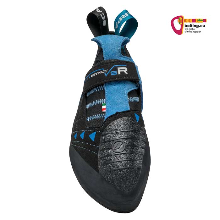 Breiter Herren Kletterschuh von Scarpa in schwarz blau direkt von vorne betrachtet.