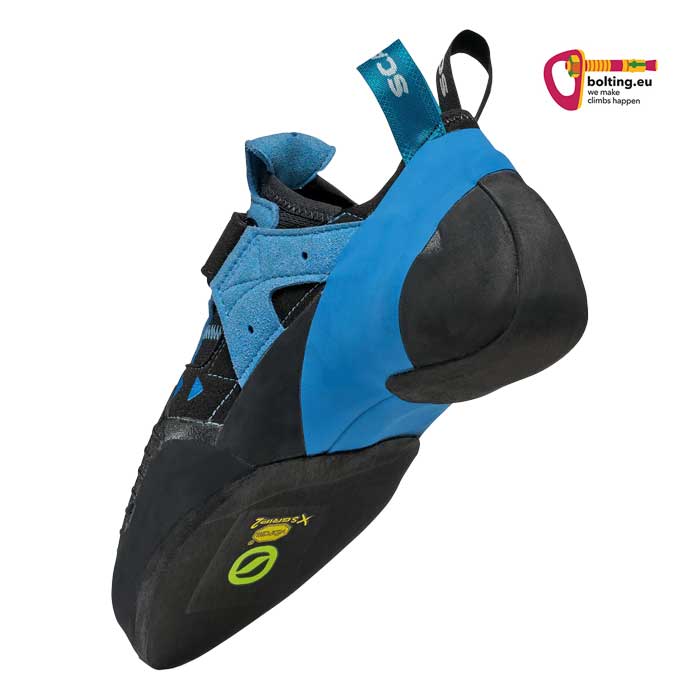 Schwarz blauer Scarpa Kletterschuh mit Schuhspitze links unten schräg von der Unterseite.
