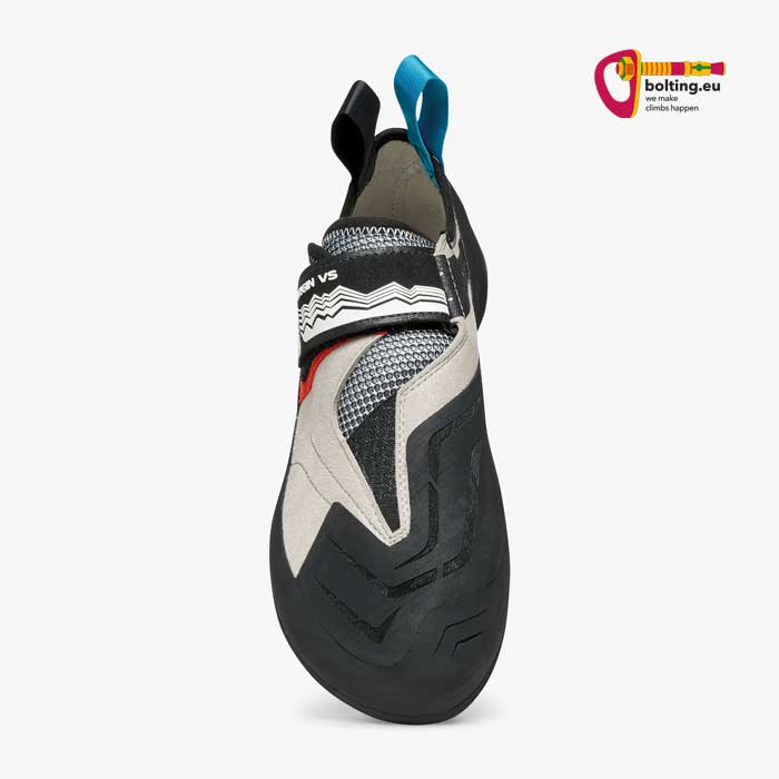 Scarpa Boulderschuh von gerade vorne mit großer Zehenbox.
