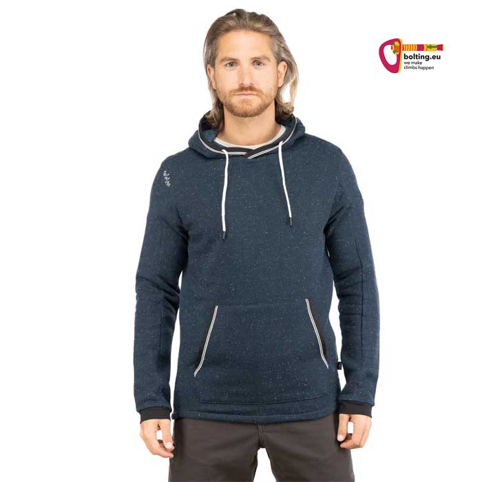 Brunettes Model mit blauem Chillaz Alicante Hoodie von vorne.