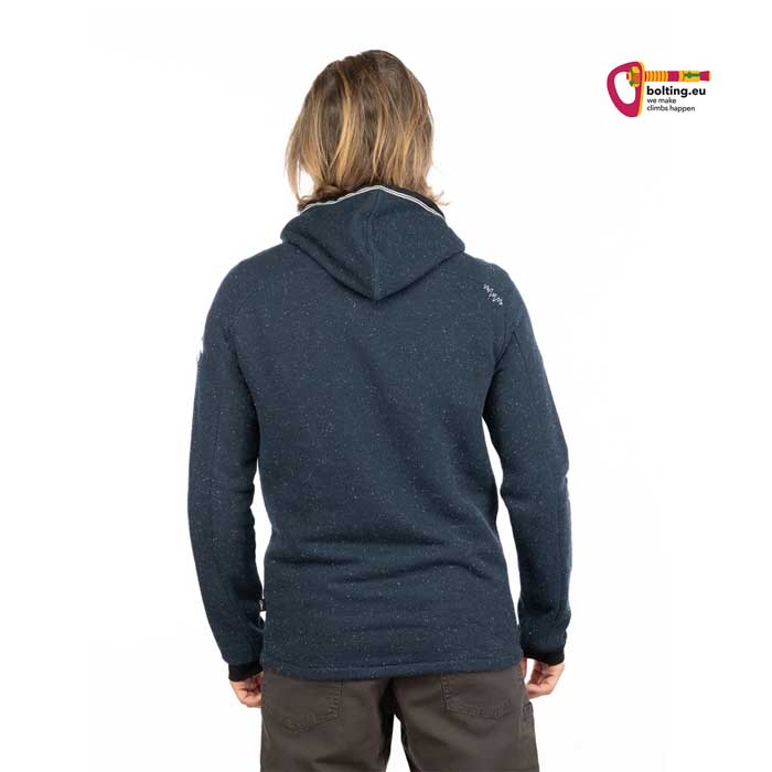 Brunettes Model mit blauem Chillaz Alicante Hoodie von hinten.