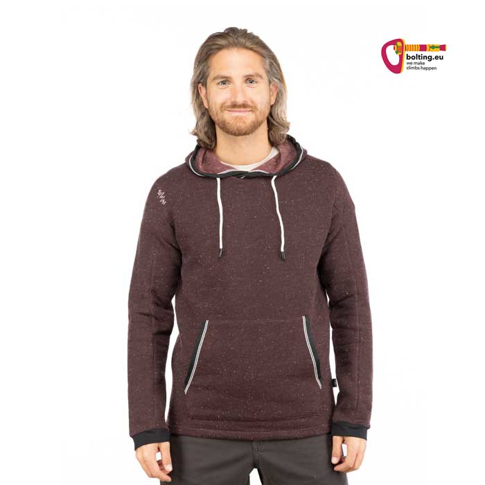 Brunettes Model mit rotem Chillaz Alicante Hoodie von vorne.