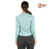 Modell von hinten mit mintfarbenem Kletter Longsleeve von Chillaz.