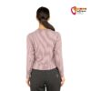 Modell von hinten mit rosafarbenem Kletter Longsleeve von Chillaz.