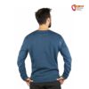 Schwarzhaariges Modell mit blauem Chillaz Hokkaido Ropes Kletter Longsleeve von der Rückseite.