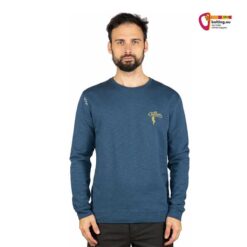 Schwarzhaariges Modell mit blauem Chillaz Hokkaido Ropes Kletter Longsleeve von vorne.