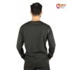 Schwarzhaariges Modell mit titanfärbigem Chillaz Hokkaido Ropes Kletter Longsleeve von der Rückseite.