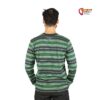 Schwarzhaariges Modell von hinten mit grünem Chillaz Kletterpulli.