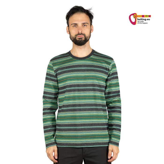 Schwarzhaariges Modell mit Bart und einem grünen Chillaz Porto Allover Stripes Kletterpulli von vorne.