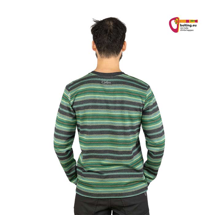 Schwarzhaariges Modell von hinten mit grünem Chillaz Kletterpulli.