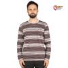 Schwarzhaariges Modell mit Bart und einem sandfarbenen Chillaz Porto Allover Stripes Kletterpulli von vorne.