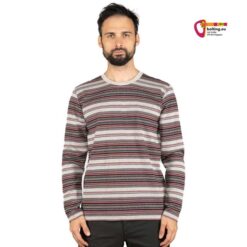 Schwarzhaariges Modell mit Bart und einem sandfarbenen Chillaz Porto Allover Stripes Kletterpulli von vorne.