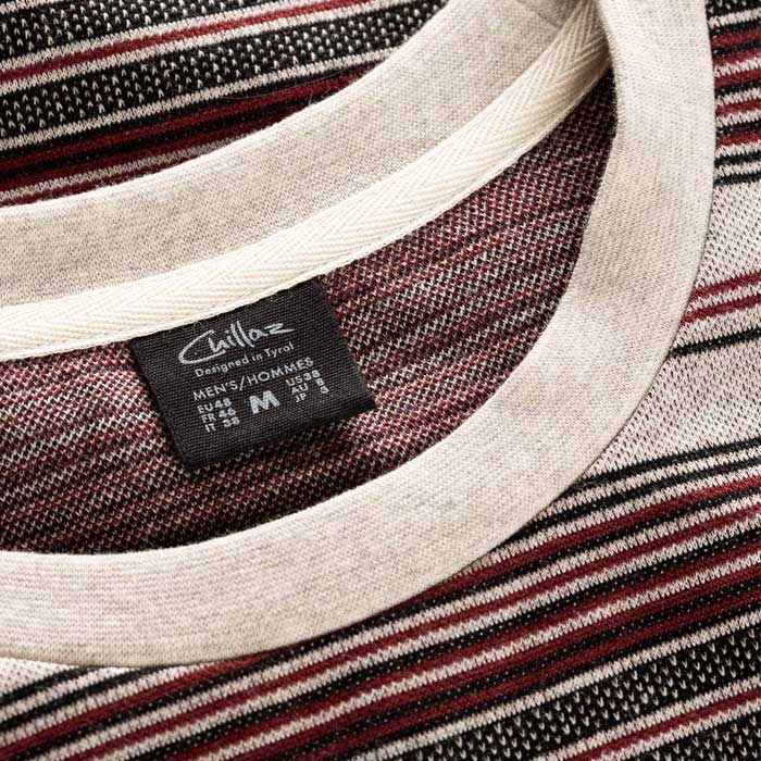 Detail eines sandfarbenen Chillaz Porto Allover Stripes mit Halspartie und Label.