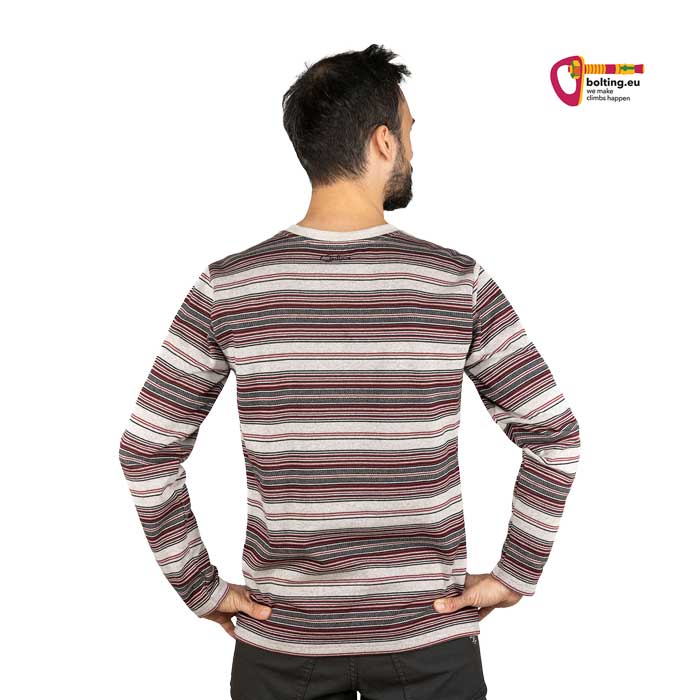 Schwarzhaariges Modell von hinten mit sandfarbenen Chillaz Kletterpulli.