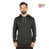 Schwarzhaariges Model mit Bart und einem titanfärbigen Chillaz Sapporo Herren Kletterhoodie von vorne betrachtet.