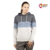 Modell in grau blauem Chillaz Damen Sweater mit Kapuze von der Vorderseite.