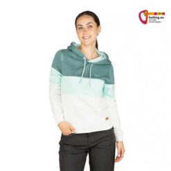 Schwarzhaariges, weibliches Modell mit grünem Chillaz Walchsee Damen Kapuzenpulli von der Vorderseite.