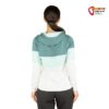Modell von hinten mit einem grünen Chillaz Walchsee Damen Hoodie.