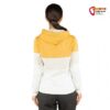 Modell von hinten mit einem orangen Chillaz Walchsee Damen Hoodie.