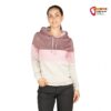 Schwarzhaariges, weibliches Modell mit rosa Chillaz Walchsee Damen Kapuzenpulli von der Vorderseite.