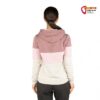 Modell von hinten mit einem rosa Chillaz Walchsee Damen Hoodie.
