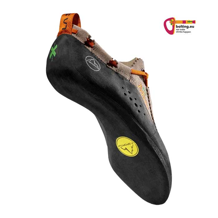 Schwarz brauner La Sportiva Mythos Eco Kletterschuh schräg von unten.