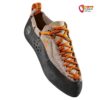 Schwarz brauner La Sportiva Mythos Eco Kletterschuh schräg von vorne oberhalb.